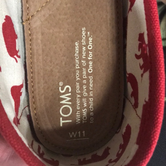 Tom’s Classics Red Canvas Slip - Picture 2 of 3